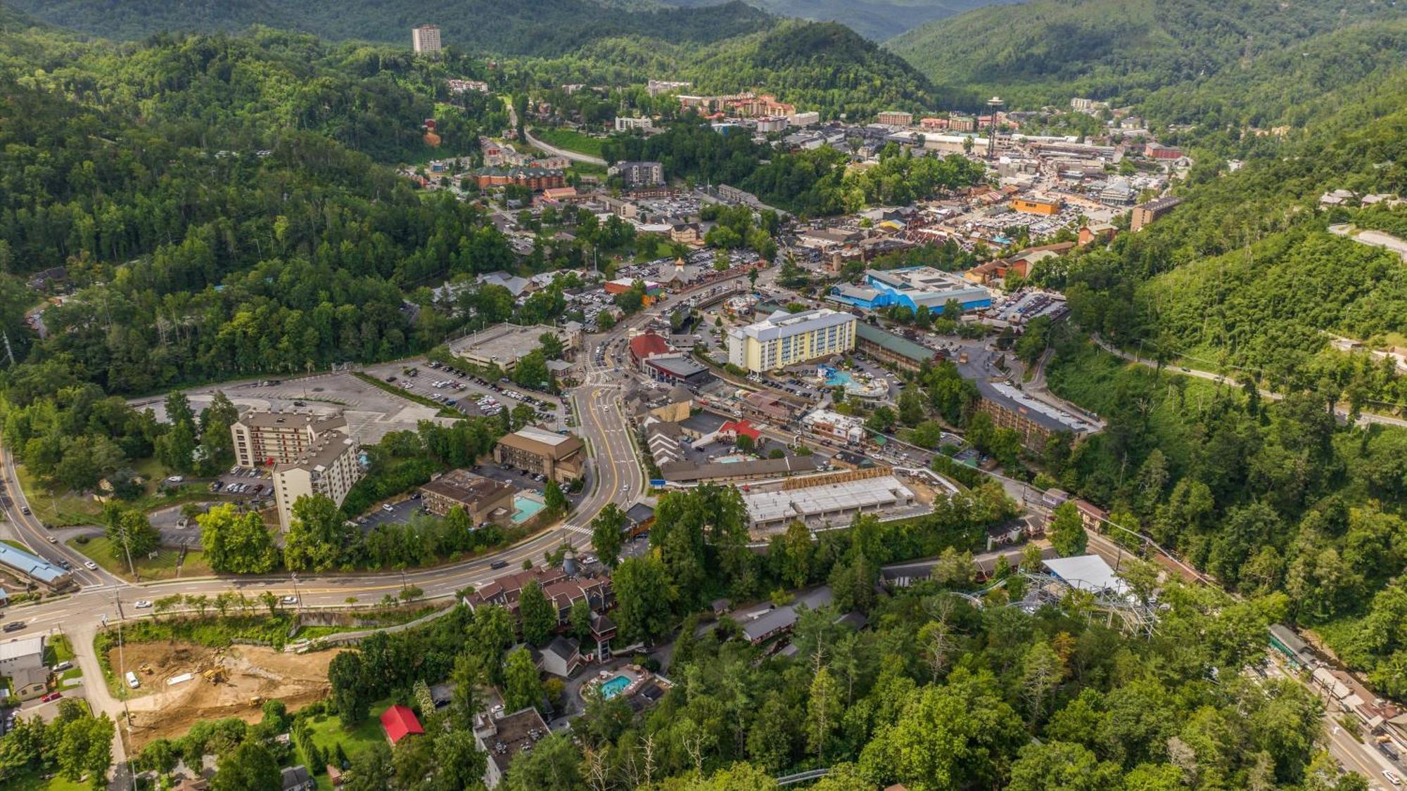 Whiskey Ridge Lodge, A Restored 1940S Gem, 2 Mins From Downtown, Breathtaking City Views, Custom Game Room, And Spacious Elegance Gatlinburg Exterior foto